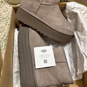 KIDS' CLASSIC MINI PLATFORM size 6/ women size 7.5